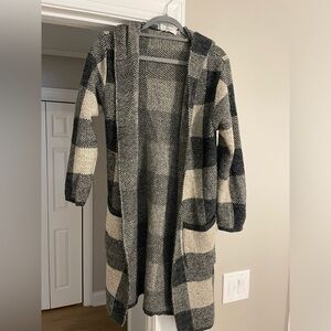 Carlyjean Los Angeles Buffalo Plaid Heather Cream and Black Cardigan with Hood
